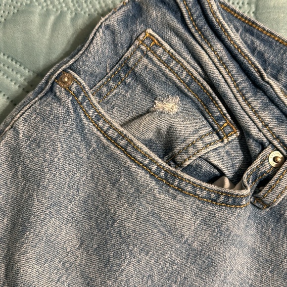 ❤️(132) Ladies distressed blue jeans by Universal Thread. Size 16 regular - Picture 5 of 11